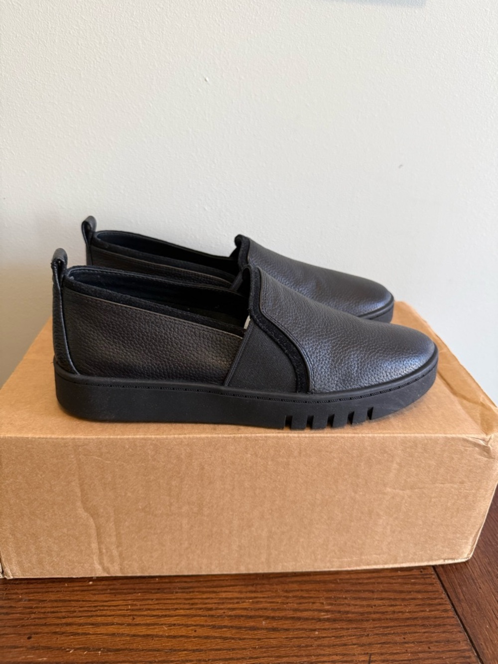 Vionic Cambria women’s Black Slip-On Casual Leather Shoes ‎ NEW